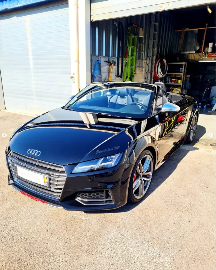 alt="Lavage auto haute-pression, dégraissage complet, traitement jantes, pneus rénovés, optiques clarifiées, carrosserie lustrée"