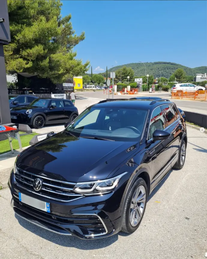 alt="Nettoyage véhicule intérieur extérieur professionnel, finition brillante, protection peinture, siège cuir, tableau de bord, vitres, tapis"