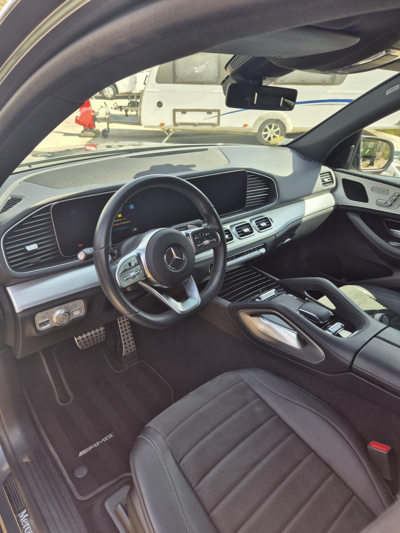 alt="Détailing complet intérieur, aspiration sièges et moquettes, entretien plastique, tableau de bord protégé, produits professionnels"