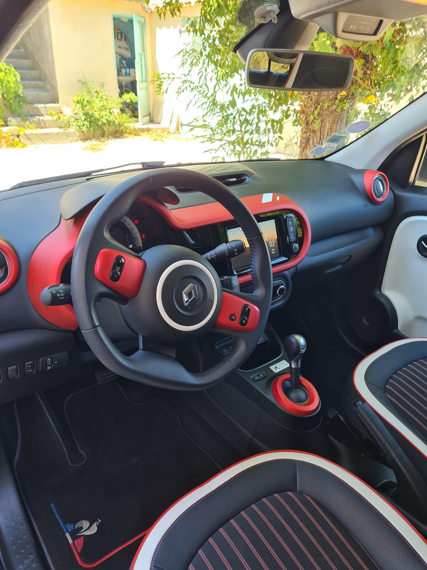 alt="Lavage intérieur et extérieur, aspiration complète, shampoing tapis, nettoyage aérateurs, microfibre, produits écologiques, detailing premium"