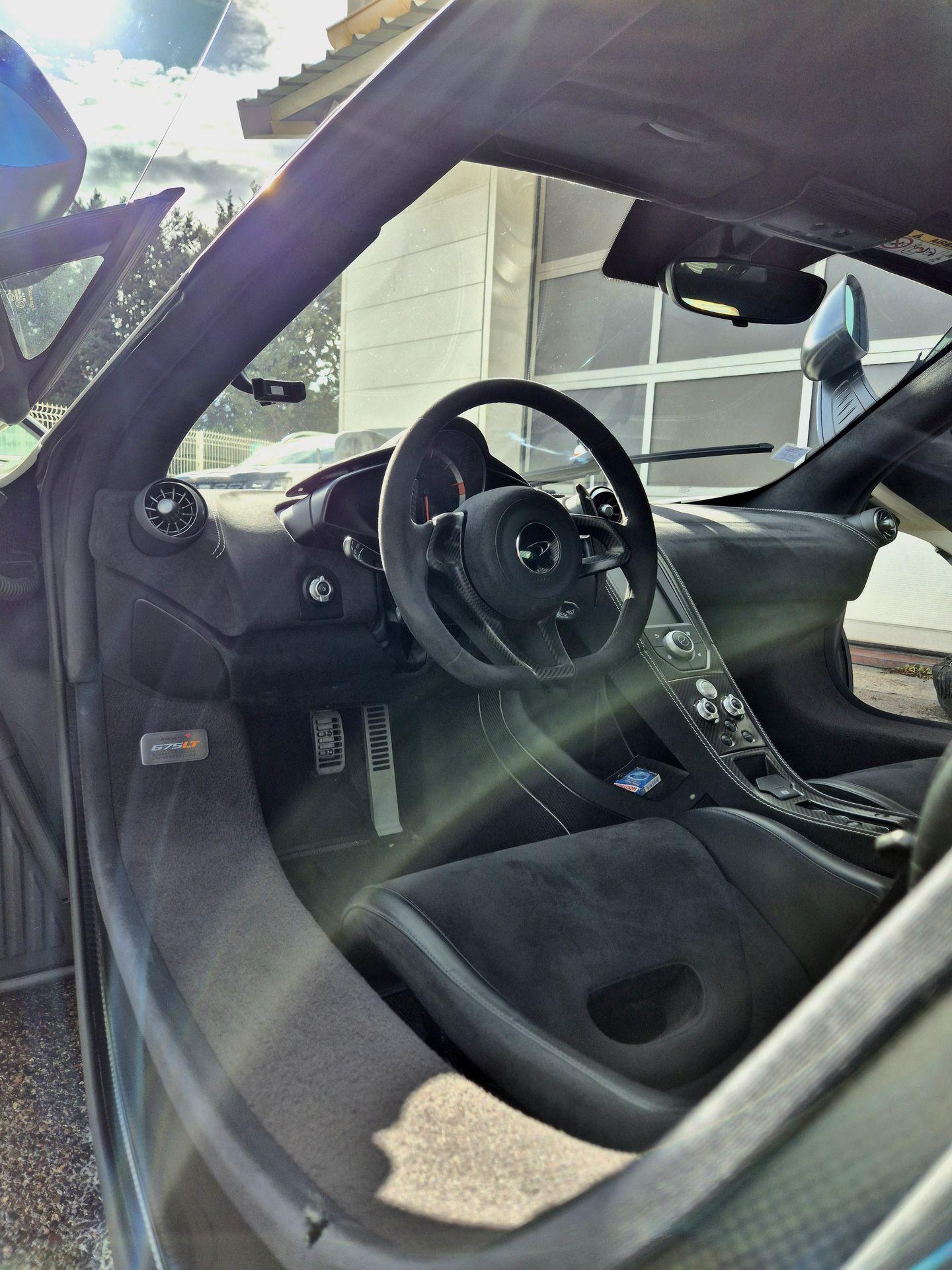 alt="Aspiration complète intérieur, nettoyage sièges, moquettes, tableaux de bord, produits spécialisés, detailing voiture, finition impeccable"