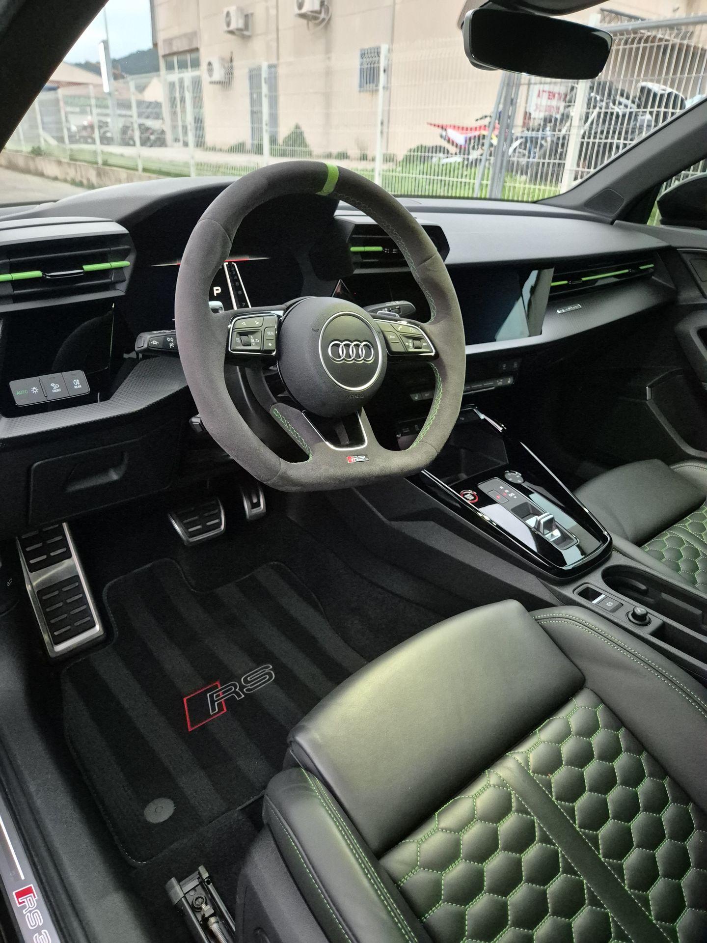 alt="Aspiration habitacle, nettoyage tableau de bord, aérateurs, tapis et coffres, entretien intérieurs, produits professionnels utilisés"