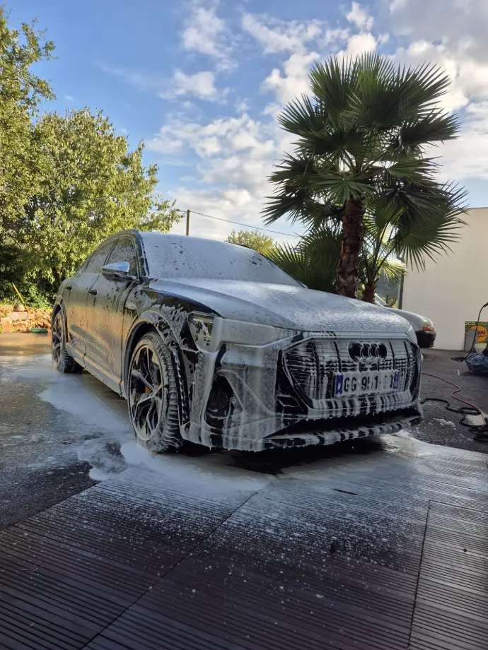 alt="Nettoyage phares et optiques, restauration transparence, anti-UV, finition lustrée, sécurité améliorée, véhicule resplendissant"