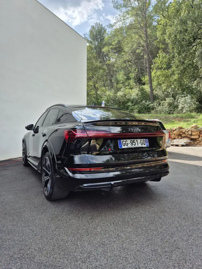 alt="Station de lavage automobile, équipements professionnels, nettoyage rapide, lavage haute-pression, finition carrosserie, brillance garantie"