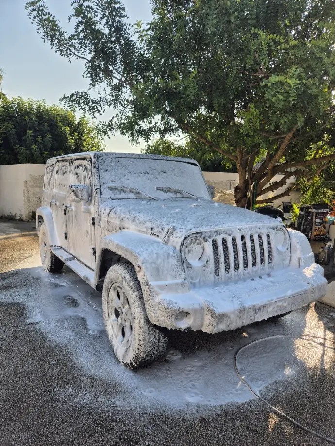 alt="Dégraissage moteur, traitement surfaces techniques, produits adaptés, lavage intérieur extérieur, brillance durable, entretien complet"